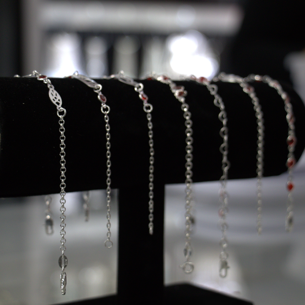 Lote de Pulseras de Plata con Dijes – Diseños Surtidos para mujer