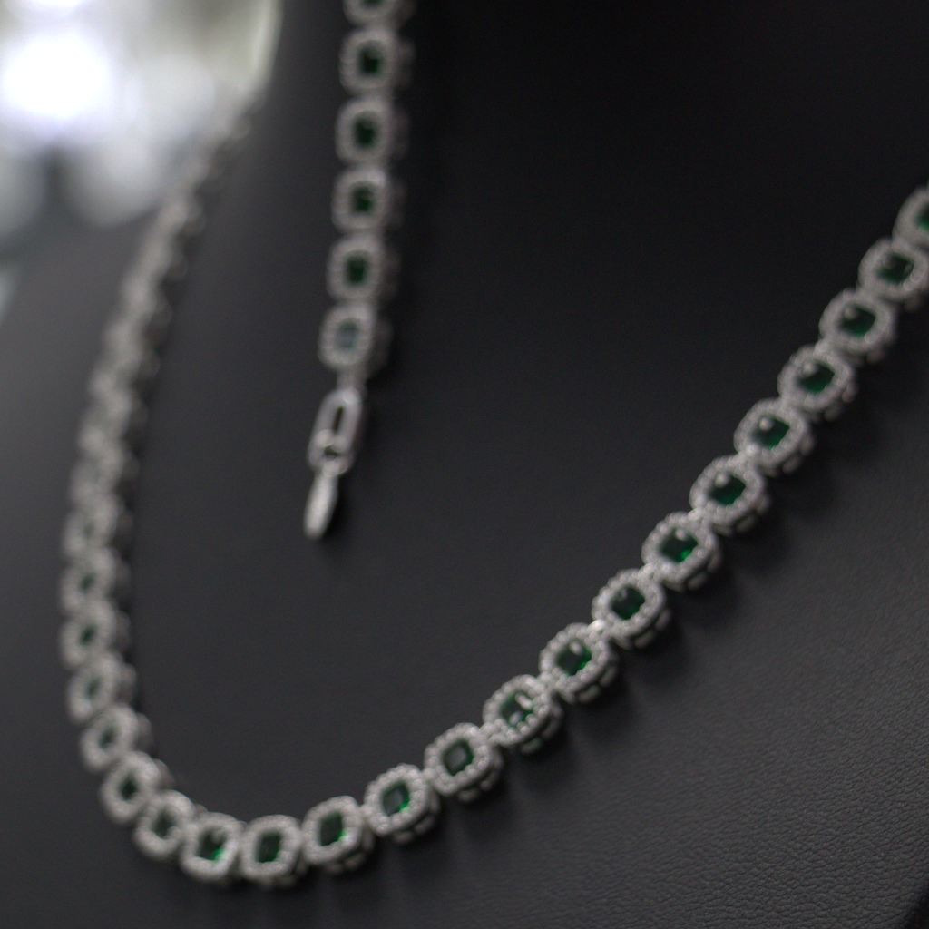 Lote de Collares de Plata con Microcircones – Diseños Elegantes Color Verde