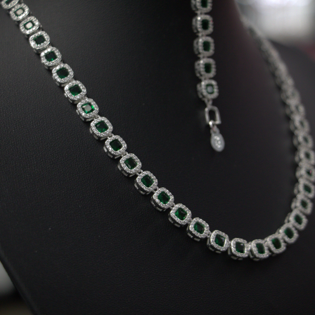 Lote de Collares de Plata con Microcircones – Diseños Elegantes Color Verde